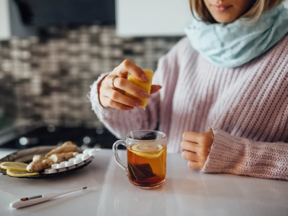 donna che spreme limone fresco nel suo te